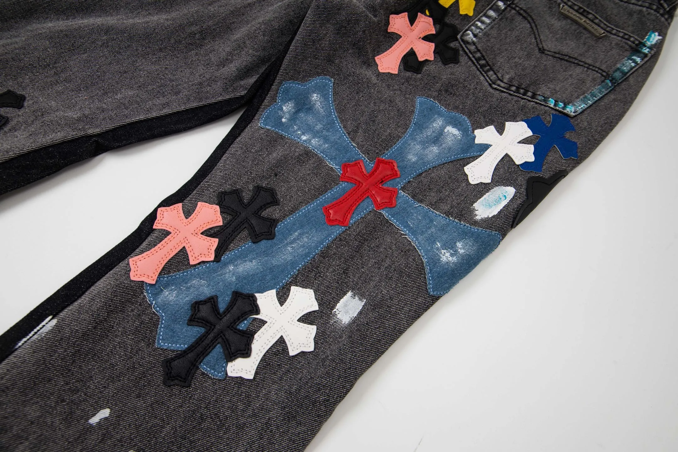 💰330 Top Version GALLERY DEPT & Chrome Hearts Chrome Hearts co-branded large logo blue, yellow, black and white multi-color spliced ​​washed jeans, truly restores the ultimate vintage texture, three-dimensional version, loose and comfortable, not picky about the figure, taller and slimmer, large factory Seiko, original factory quality control, same style for men and women, can be matched with couples, versatile recommendation, must-have jeans for all seasons, fashionable people have been disappointed. From the quality selection of fabrics, the tailoring of details, and the matching of patterns, they are all impeccable! The upper body is so handsome when worn...it can be easily worn by men, women and children! The craftsmanship is made of heavy-duty washed pure cotton denim fabric. After washing, it is soft and thick. It is very stylish when worn on the body. Style number: 1788# Color: black Size: 28 30 32 34 36